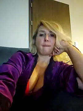 Snapshot of MariaRichi_ chatting on October 19, 2025, 7:14 pm MariaRichi  online show from October 19, 2025, 7:14 pm