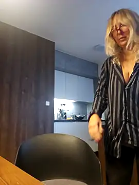 Snapshot of MariaRichi_ chatting on November 2, 2025, 7:33 am MariaRichi  online show from November 2, 2025, 7:33 am