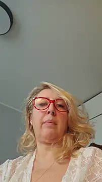 Snapshot of MariaRichi_ chatting on May 13, 2026, 8:01 am MariaRichi online show from May 13, 2026, 8:01 am