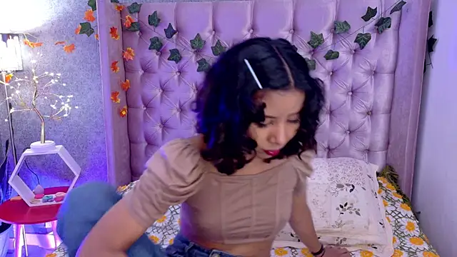 Snapshot of Akane_Uwu chatting on November 6, 2025, 3:35 pm Akane Uwu online show from November 6, 2025, 3:35 pm