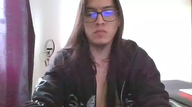 Snapshot of Pitton031 chatting on March 18, 2025, 9:32 pm Pitton031 online show from March 18, 2025, 9:32 pm