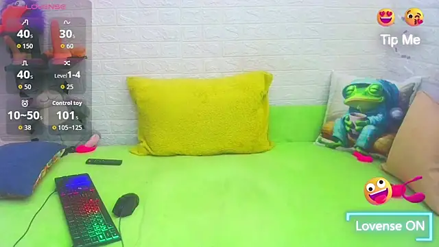 Snapshot of RedHousewife chatting on November 11, 2025, 10:04 am RedHousewife online show from November 11, 2025, 10:04 am