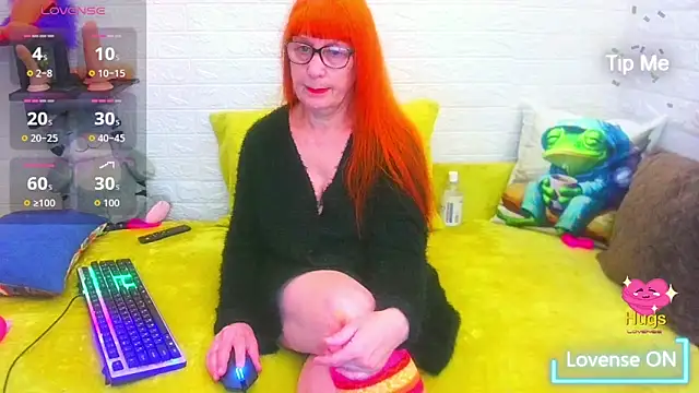 Snapshot of RedHousewife chatting on April 26, 2026, 4:59 pm RedHousewife online show from April 26, 2026, 4:59 pm