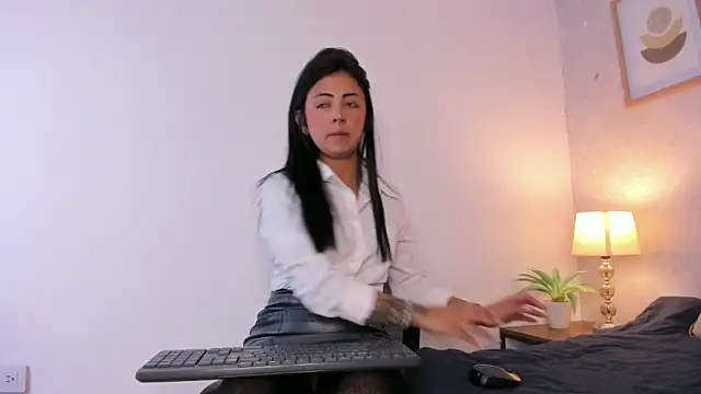 Snapshot of Caroline_dh chatting on May 29, 2026, 11:41 am Caroline dh online show from May 29, 2026, 11:41 am