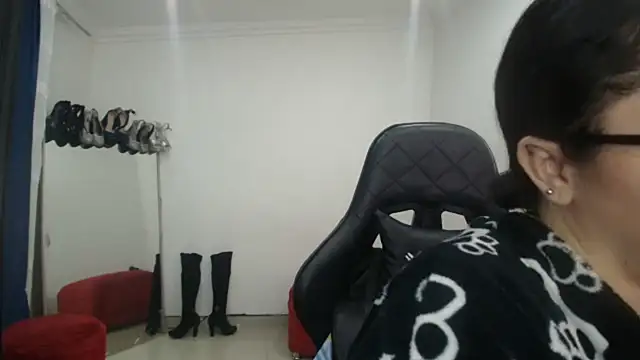 Snapshot of Madame_Shein_ chatting on February 14, 2025, 9:21 pm Madame Shein online show from February 14, 2025, 9:21 pm