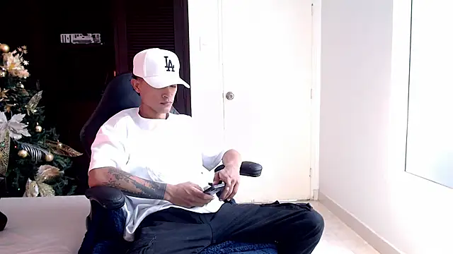 Snapshot of Edward_Milleer chatting on December 17, 2024, 2:55 pm Edward Milleer online show from December 17, 2024, 2:55 pm