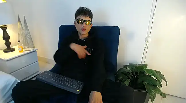 Snapshot of Edward_Milleer chatting on December 21, 2024, 3:25 am Edward Milleer online show from December 21, 2024, 3:25 am