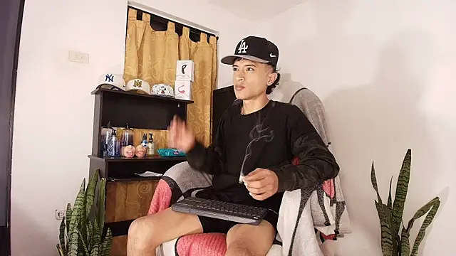 Snapshot of Edward_Milleer chatting on October 21, 2025, 6:30 pm Edward Milleer online show from October 21, 2025, 6:30 pm