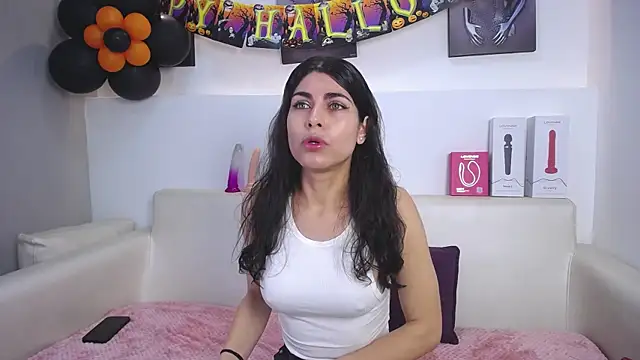 Melodi Roux online show from November 4, 2025, 1:10 pm