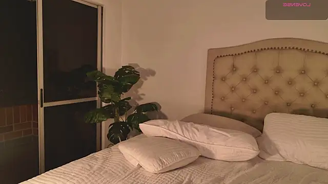 Snapshot of Scarlett_grand chatting on October 7, 2025, 11:24 pm Scarlett grand online show from October 7, 2025, 11:24 pm