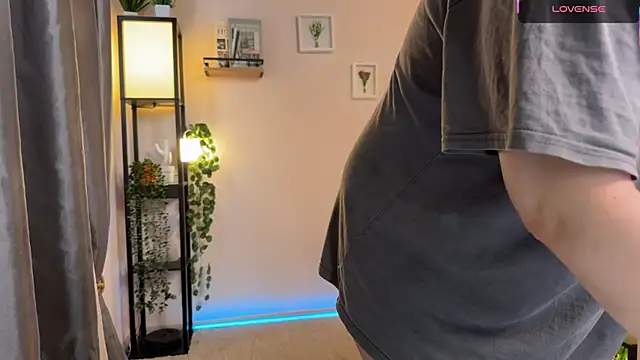 Lella Ryann  online show from November 14, 2025, 1:54 pm