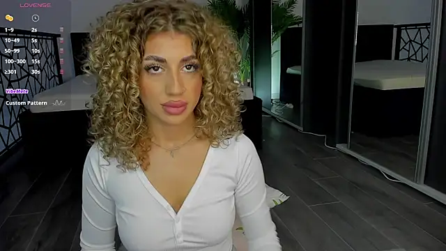 CurlyAnt0 online show from December 19, 2025, 8:43 am