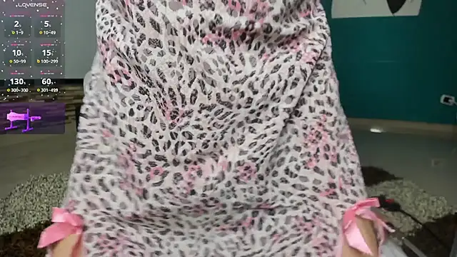 kinky polar online show from November 7, 2025, 3:06 am