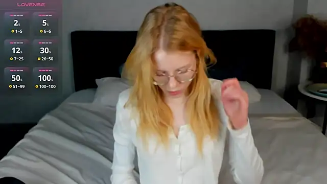 Snapshot of Esme_Runn chatting on April 8, 2026, 8:14 am Esme Runn online show from April 8, 2026, 8:14 am