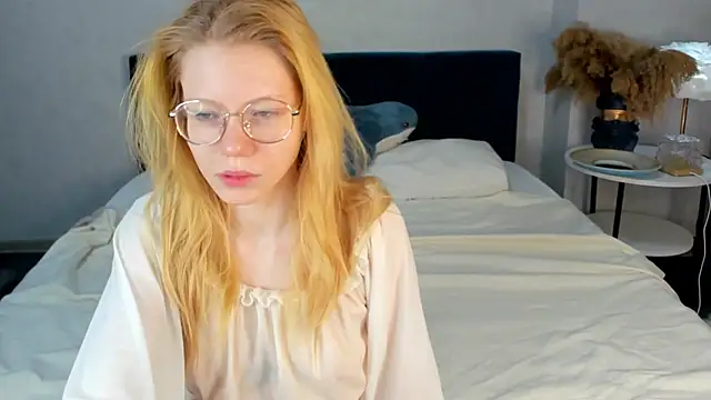 Snapshot of Esme_Runn chatting on April 11, 2026, 3:11 am Esme Runn online show from April 11, 2026, 3:11 am
