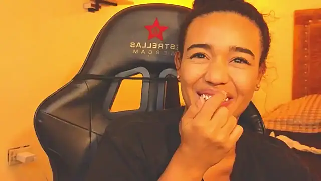 evafoxs online show from November 22, 2025, 2:43 am