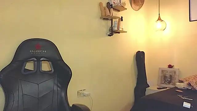 evafoxs online show from November 24, 2025, 9:47 pm