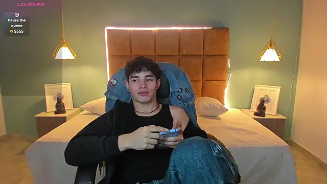 AlejooTwink online show from November 4, 2025, 1:16 am