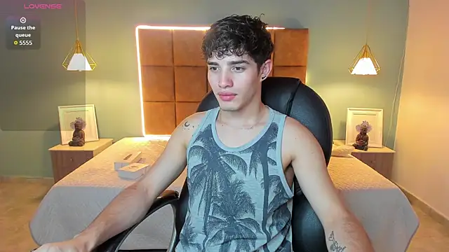 AlejooTwink online show from November 11, 2025, 2:33 am