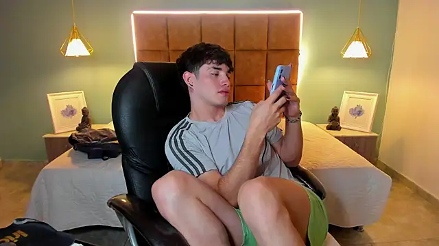 AlejooTwink online show from December 16, 2025, 9:47 am