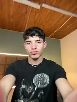 Snapshot of AlejooTwink chatting on February 4, 2026, 10:36 pm AlejooTwink online show from February 4, 2026, 10:36 pm