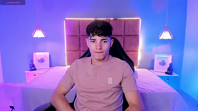 Snapshot of AlejooTwink chatting on February 15, 2026, 7:51 am AlejooTwink online show from February 15, 2026, 7:51 am