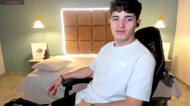 Snapshot of AlejooTwink chatting on February 27, 2026, 11:16 pm AlejooTwink online show from February 27, 2026, 11:16 pm