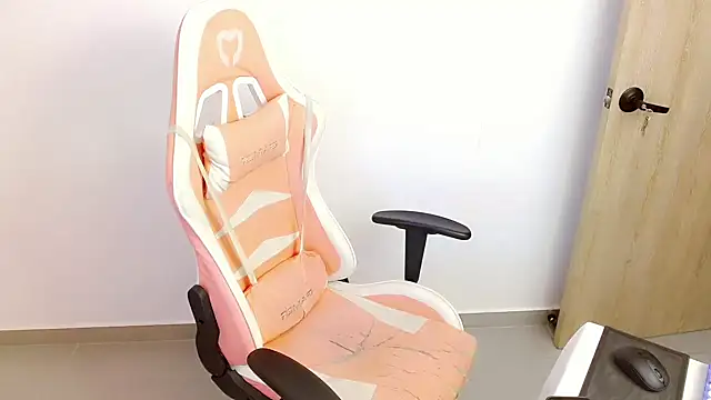 Snapshot of Kylie_martinez chatting on March 1, 2025, 4:15 am Kylie martinez online show from March 1, 2025, 4:15 am