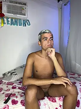 Snapshot of Leo_bunny_hot chatting on July 7, 2026, 12:24 am Leo bunny hot online show from July 7, 2026, 12:24 am