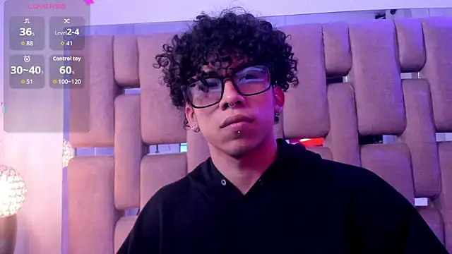 AkazaBoy  online show from April 7, 2026, 4:02 am