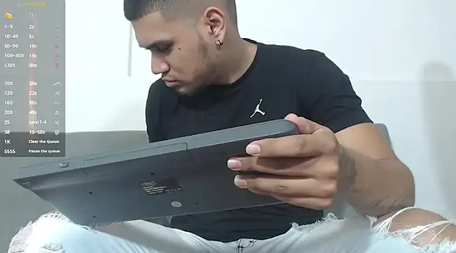 Snapshot of Aaron_Hunter_ chatting on December 17, 2024, 11:16 pm Aaron Hunter online show from December 17, 2024, 11:16 pm