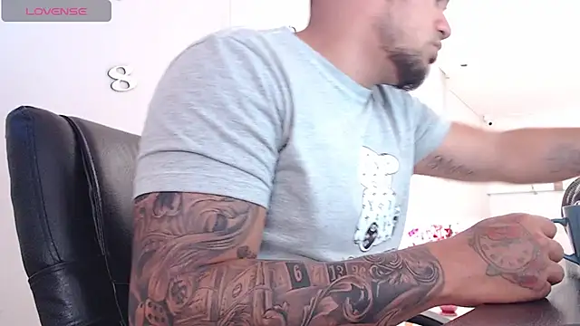 Snapshot of Aaron_Hunter_ chatting on February 4, 2025, 4:39 pm Aaron Hunter online show from February 4, 2025, 4:39 pm