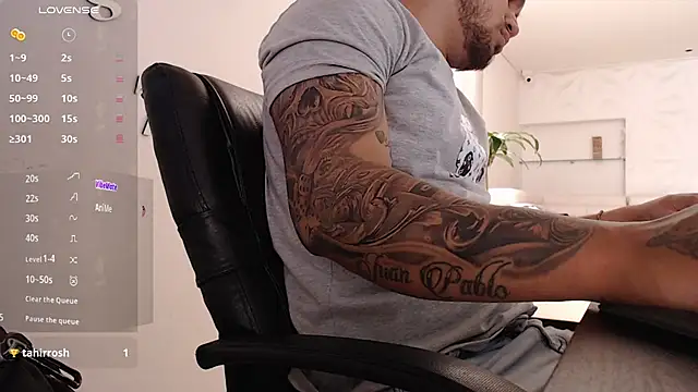 Snapshot of Aaron_Hunter_ chatting on March 15, 2025, 5:04 pm Aaron Hunter online show from March 15, 2025, 5:04 pm