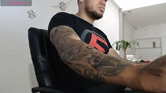 Snapshot of Aaron_Hunter_ chatting on March 22, 2025, 1:08 pm Aaron Hunter online show from March 22, 2025, 1:08 pm