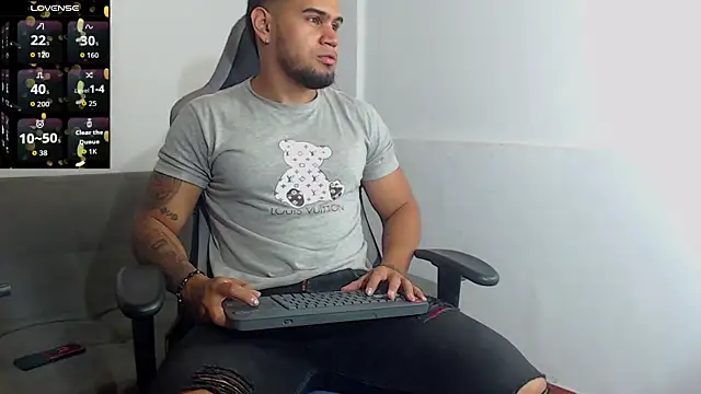 Snapshot of Aaron_Hunter_ chatting on September 27, 2025, 8:08 am Aaron Hunter online show from September 27, 2025, 8:08 am