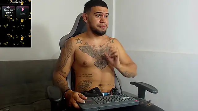 Snapshot of Aaron_Hunter_ chatting on October 1, 2025, 8:42 am Aaron Hunter online show from October 1, 2025, 8:42 am