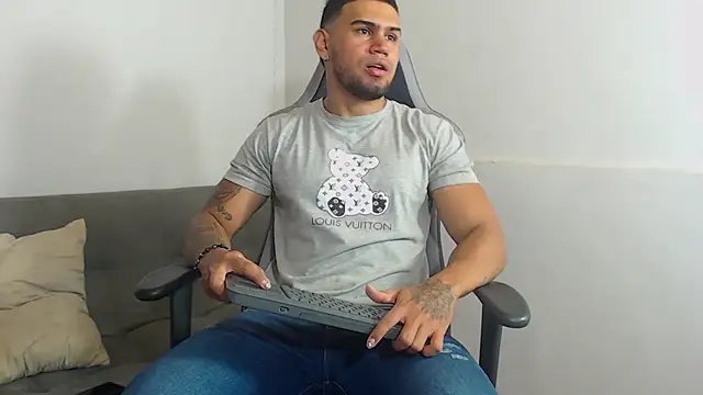 Snapshot of Aaron_Hunter_ chatting on October 7, 2025, 3:53 pm Aaron Hunter online show from October 7, 2025, 3:53 pm