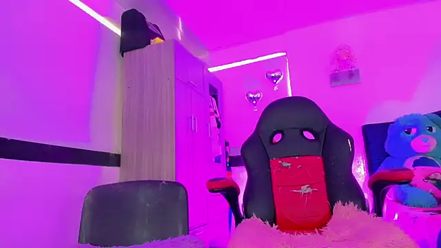 Hellen moons   online show from March 19, 2026, 7:07 pm