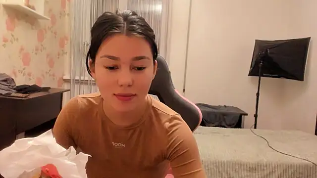 Snapshot of LunaXmii chatting on December 8, 2024, 1:35 am LunaXmii online show from December 8, 2024, 1:35 am