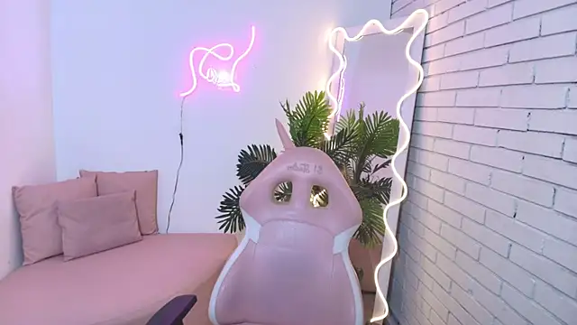 hina tay online show from December 6, 2024, 4:14 am