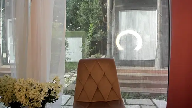 Mia  Milan online show from October 23, 2025, 8:02 am