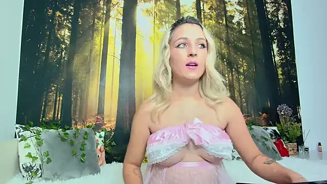 Snapshot of LittleAngelXO chatting on October 7, 2025, 7:22 pm LittleAngelXO online show from October 7, 2025, 7:22 pm