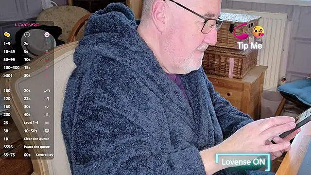 Adamdaddybear online show from November 27, 2025, 8:27 am