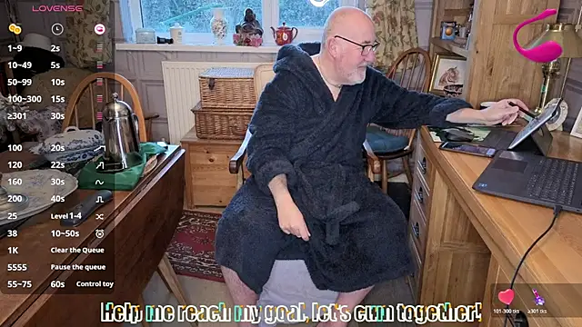 Snapshot of Adamdaddybear chatting on January 7, 2026, 8:17 am Adamdaddybear online show from January 7, 2026, 8:17 am