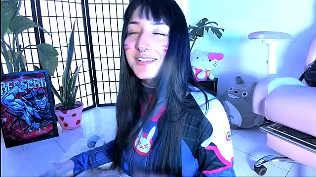 julyana  online show from October 22, 2025, 5:24 pm