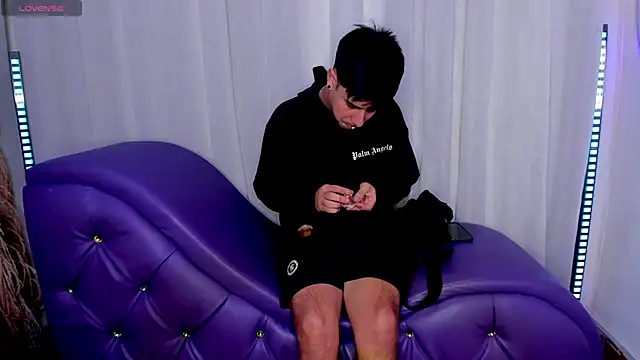 Yourslust  online show from November 8, 2025, 1:33 pm