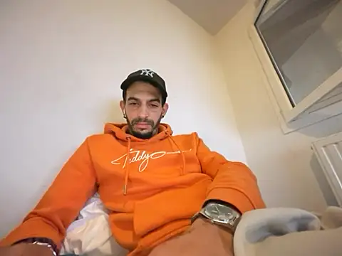 Snapshot of Rebeu313 chatting on November 5, 2025, 4:40 pm Rebeu313 online show from November 5, 2025, 4:40 pm