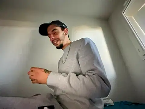 Snapshot of Rebeu313 chatting on November 10, 2025, 11:31 am Rebeu313 online show from November 10, 2025, 11:31 am