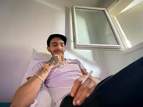 Snapshot of Rebeu313 chatting on November 12, 2025, 10:26 am Rebeu313 online show from November 12, 2025, 10:26 am