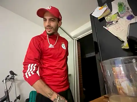 Snapshot of Rebeu313 chatting on November 12, 2025, 10:30 pm Rebeu313 online show from November 12, 2025, 10:30 pm